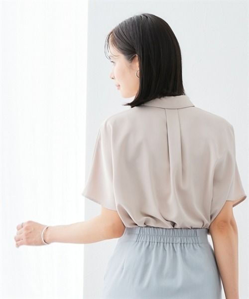 7days Life Styling(セブンデイズライフスタイリング)の「【UVカット/速乾】ストレッチパウダーサテンレギュラーカラードルマンスリーブシャツ(シャツ/ブラウス・レディース・グリーン/ネイビー/オフホワイト/グレイッシュベージュ・S/M/L/LL/3L)」の10枚目の写真