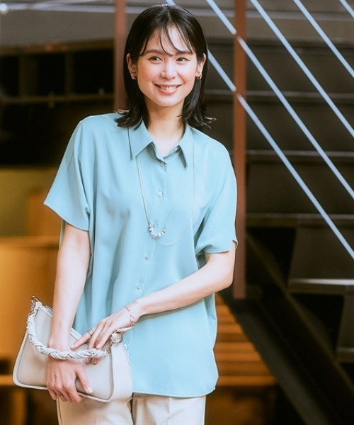 7days Life Styling(セブンデイズライフスタイリング)の「【UVカット/速乾】ストレッチパウダーサテンレギュラーカラードルマンスリーブシャツ(シャツ/ブラウス・レディース・グリーン/ネイビー/オフホワイト/グレイッシュベージュ・S/M/L/LL/3L)」の12枚目の写真