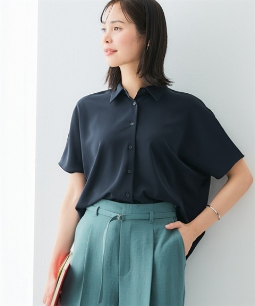 7days Life Styling(セブンデイズライフスタイリング)の「【UVカット/速乾】ストレッチパウダーサテンレギュラーカラードルマンスリーブシャツ(シャツ/ブラウス・レディース・グリーン/ネイビー/オフホワイト/グレイッシュベージュ・S/M/L/LL/3L)」の16枚目の写真