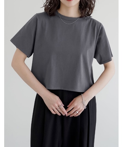 Re:EDIT（リエディ）の「[リニューアル][接触冷感][UVカット]セミクロップド半袖Tシャツ（Tシャツ/カットソー・レディース・ブラウン/レッド/グレー/イエロー/ホワイト/ブラック/ベージュ/チャコール・MEDIUM/LARGE）」の4枚目の写真