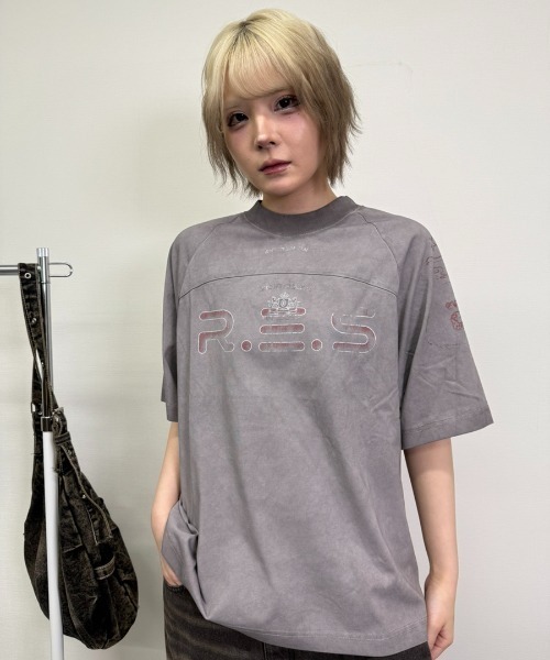 ATMARK(アットマーク)の「《ワンサイズ / UNISEX 》R.E.Sロゴ Tee Tシャツ(Tシャツ/カットソー・メンズ・グレー/カーキ・MEDIUM)」の1枚目の写真