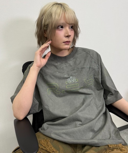 ATMARK(アットマーク)の「《ワンサイズ / UNISEX 》R.E.Sロゴ Tee Tシャツ(Tシャツ/カットソー・メンズ・グレー/カーキ・MEDIUM)」の2枚目の写真