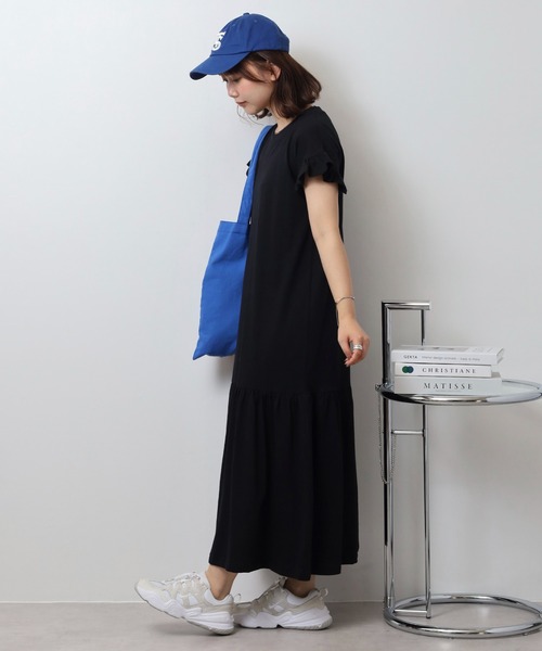 atONE(アットワン)の「袖フレアノースリーブワンピース(ワンピース・レディース・チャコールグレー/ブラック・M-L/LL~3L)」の2枚目の写真