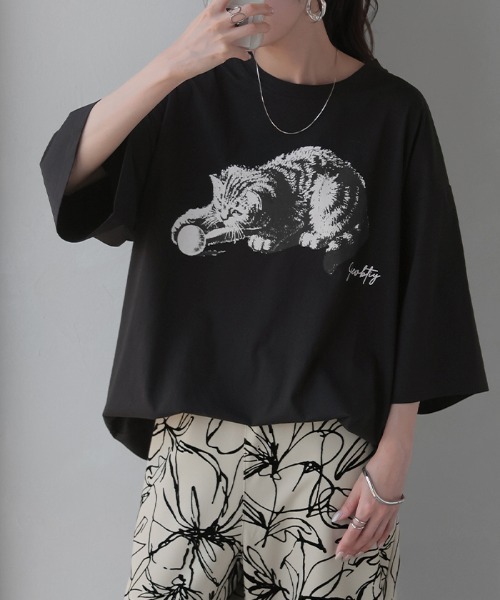 HUG.U(ハグユー)の「接触冷感 猫プリントTシャツ(Tシャツ/カットソー・レディース・ブラック/ライトグレー/ホワイト/パープル・FREE)」の2枚目の写真