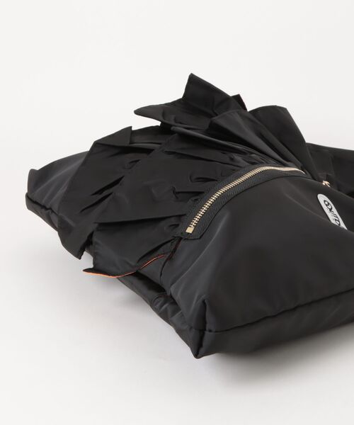 SOFFITTO（ソフィット）の「【RISLEY×OUTDOOR(リズレイ×アウトドア)】トライアングルフリルバッグ［R2501-TFB36］（ショルダーバッグ・レディース・ベージュ/ブラック・FREE）」の4枚目の写真