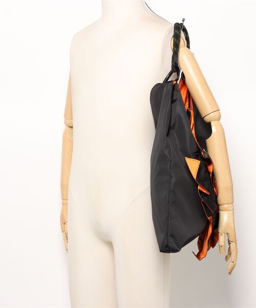 SOFFITTO（ソフィット）の「【RISLEY×OUTDOOR(リズレイ×アウトドア)】トライアングルフリルバッグ［R2501-TFB36］（ショルダーバッグ・レディース・ベージュ/ブラック・FREE）」の6枚目の写真