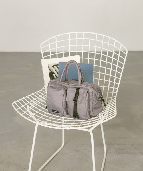 BAYFLOW（ベイフロー）の「[500mlのペットボトルも入る]フロントＷポケットボストンバッグ（ハンドバッグ・レディース・ライトグレー/ブラック/バーガンディー/ライトベージュ・FREE）」の3枚目の写真