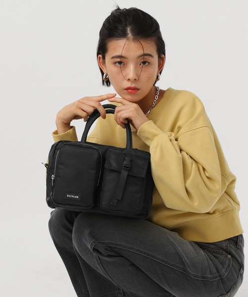 BAYFLOW（ベイフロー）の「[500mlのペットボトルも入る]フロントＷポケットボストンバッグ（ハンドバッグ・レディース・ライトグレー/ブラック/バーガンディー/ライトベージュ・FREE）」の2枚目の写真