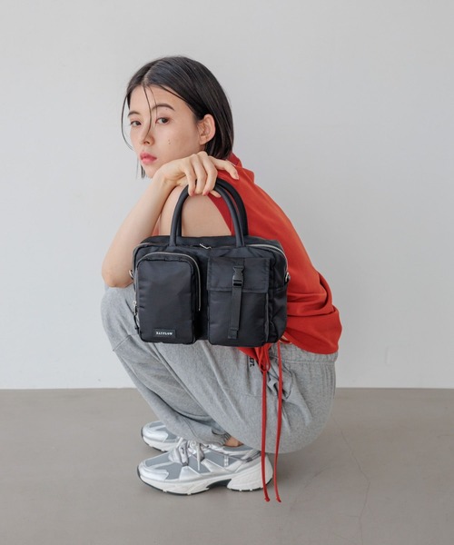 BAYFLOW（ベイフロー）の「[500mlのペットボトルも入る]フロントＷポケットボストンバッグ（ハンドバッグ・レディース・ライトグレー/ブラック/バーガンディー/ライトベージュ・FREE）」の6枚目の写真