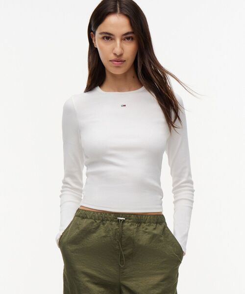 tommy jeans(トミー ジーンズ)の「スリムエッセンシャルロングスリーブリブTシャツ(Tシャツ/カットソー・レディース・ブラック/マルチ/ホワイト/ブルー・SMALL/MEDIUM/X-SMALL)」の2枚目の写真