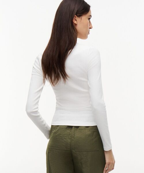 tommy jeans(トミー ジーンズ)の「スリムエッセンシャルロングスリーブリブTシャツ(Tシャツ/カットソー・レディース・ブラック/マルチ/ホワイト/ブルー・SMALL/MEDIUM/X-SMALL)」の13枚目の写真