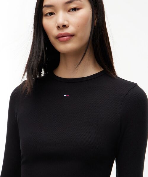 tommy jeans(トミー ジーンズ)の「スリムエッセンシャルロングスリーブリブTシャツ(Tシャツ/カットソー・レディース・ブラック/マルチ/ホワイト/ブルー・SMALL/MEDIUM/X-SMALL)」の17枚目の写真