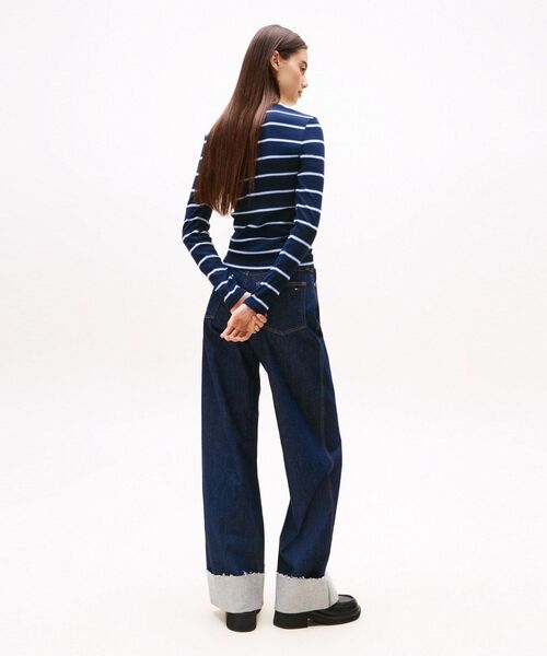 tommy jeans(トミー ジーンズ)の「スリムエッセンシャルロングスリーブリブTシャツ(Tシャツ/カットソー・レディース・ブラック/マルチ/ホワイト/ブルー・SMALL/MEDIUM/X-SMALL)」の22枚目の写真