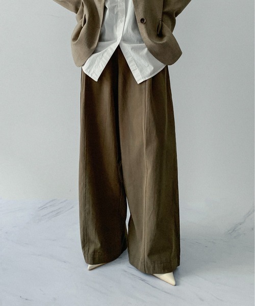 on:nue（オンニュ）の「【on:nue】[5色展開/3サイズ展開]  タック入りウエストゴムワイドパンツ（その他パンツ・レディース・ホワイト/ブラウン/ブラック/ネイビー/カーキ・LARGE/MEDIUM/SMALL）」の4枚目の写真