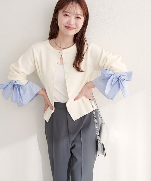 natural couture（ナチュラルクチュール）の「袖口リボンクルーネックカーデ（カーディガン/ボレロ・レディース・ブラウン/ネイビー/オフホワイト/グレー・FREE）」の2枚目の写真