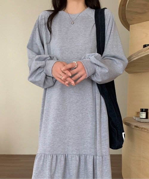 Maison Calme(メゾンカルム)の「ふんわりティアードスウェットロングワンピース ボリューム袖 リラックス カジュアル シンプル(ワンピース・レディース・ダークグレー/グレー/ブラック/アイボリー・F)」の4枚目の写真