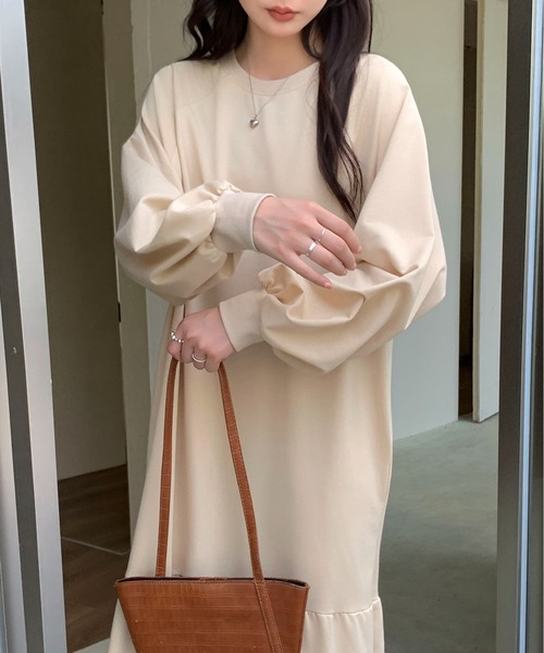 Maison Calme(メゾンカルム)の「ふんわりティアードスウェットロングワンピース ボリューム袖 リラックス カジュアル シンプル(ワンピース・レディース・ダークグレー/グレー/ブラック/アイボリー・F)」の2枚目の写真
