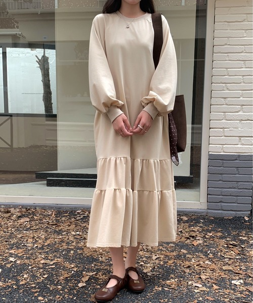 Maison Calme(メゾンカルム)の「ふんわりティアードスウェットロングワンピース ボリューム袖 リラックス カジュアル シンプル(ワンピース・レディース・ダークグレー/グレー/ブラック/アイボリー・F)」の6枚目の写真