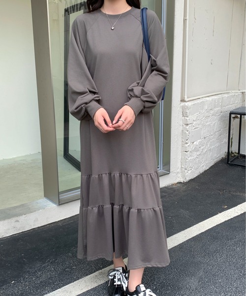 Maison Calme(メゾンカルム)の「ふんわりティアードスウェットロングワンピース ボリューム袖 リラックス カジュアル シンプル(ワンピース・レディース・ダークグレー/グレー/ブラック/アイボリー・F)」の22枚目の写真