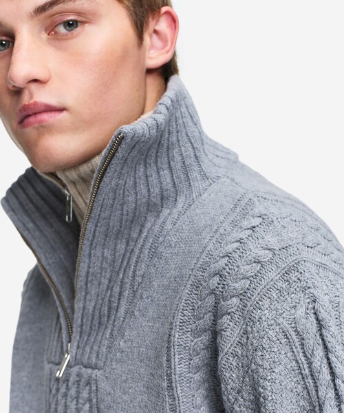 AIGLE（エーグル）の「ケーブルニット オーバーサイズハーフジップセーター（ニット/セーター・メンズ・ライトグレー/オフホワイト・M/L/XL/S）」の7枚目の写真