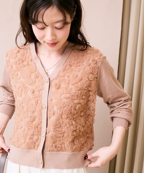 le.coeur blanc（ルクールブラン）の「《手洗い可能》フラワーチュール刺繍Vネックカーディガン（カーディガン/ボレロ・レディース・アイボリー/ピンクベージュ/グレー/ブラック・38）」の4枚目の写真
