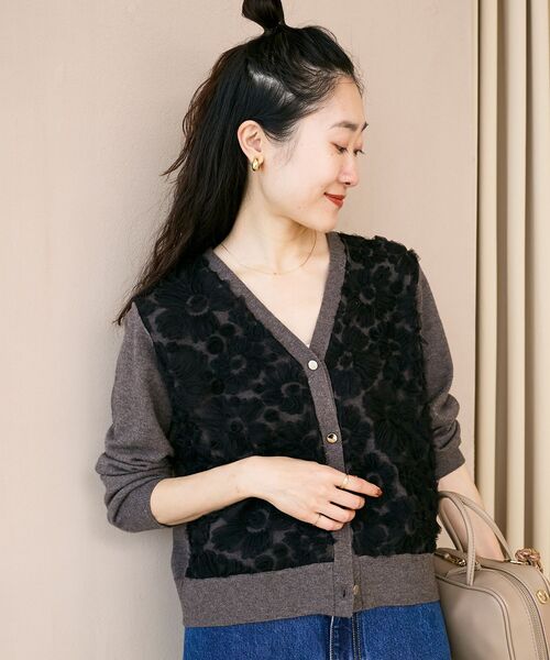 le.coeur blanc（ルクールブラン）の「《手洗い可能》フラワーチュール刺繍Vネックカーディガン（カーディガン/ボレロ・レディース・アイボリー/ピンクベージュ/グレー/ブラック・38）」の3枚目の写真