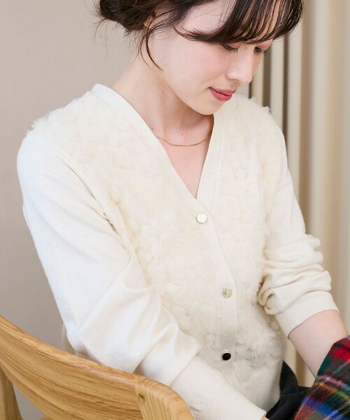 le.coeur blanc（ルクールブラン）の「《手洗い可能》フラワーチュール刺繍Vネックカーディガン（カーディガン/ボレロ・レディース・アイボリー/ピンクベージュ/グレー/ブラック・38）」の2枚目の写真