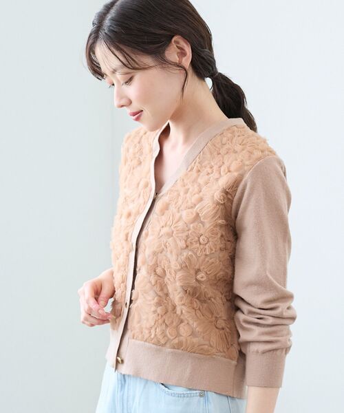 le.coeur blanc（ルクールブラン）の「《手洗い可能》フラワーチュール刺繍Vネックカーディガン（カーディガン/ボレロ・レディース・アイボリー/ピンクベージュ/グレー/ブラック・38）」の8枚目の写真