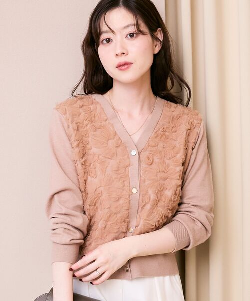 le.coeur blanc（ルクールブラン）の「《手洗い可能》フラワーチュール刺繍Vネックカーディガン（カーディガン/ボレロ・レディース・アイボリー/ピンクベージュ/グレー/ブラック・38）」の11枚目の写真