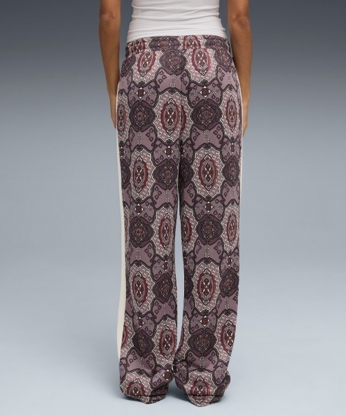 PUMA(プーマ)の「PUMA T7 VINTAGE PREP AOP STRAIGHT TRACK PANTS PT(プーマ T7 ヴィンテージ プレップ オールオーバープリント ストレート トラック パンツ PT)(スウェットパンツ・レディース・パープル系・MEDIUM/LARGE)」の4枚目の写真