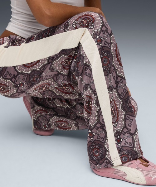 PUMA(プーマ)の「PUMA T7 VINTAGE PREP AOP STRAIGHT TRACK PANTS PT(プーマ T7 ヴィンテージ プレップ オールオーバープリント ストレート トラック パンツ PT)(スウェットパンツ・レディース・パープル系・MEDIUM/LARGE)」の6枚目の写真