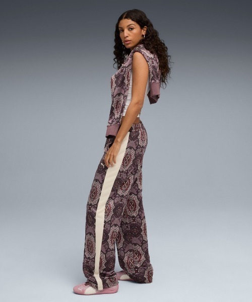 PUMA(プーマ)の「PUMA T7 VINTAGE PREP AOP STRAIGHT TRACK PANTS PT(プーマ T7 ヴィンテージ プレップ オールオーバープリント ストレート トラック パンツ PT)(スウェットパンツ・レディース・パープル系・MEDIUM/LARGE)」の7枚目の写真