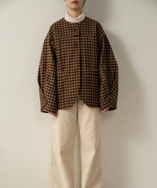 lawgy（ラウジー）の「fold sleeve hem round check coat / フォールドスリーブヘムラウンドチェックコート（ノーカラーコート・レディース・ブラウン/グレー・FREE）」の5枚目の写真