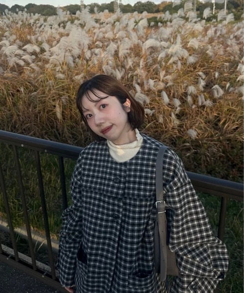 lawgy（ラウジー）の「fold sleeve hem round check coat / フォールドスリーブヘムラウンドチェックコート（ノーカラーコート・レディース・ブラウン/グレー・FREE）」の15枚目の写真