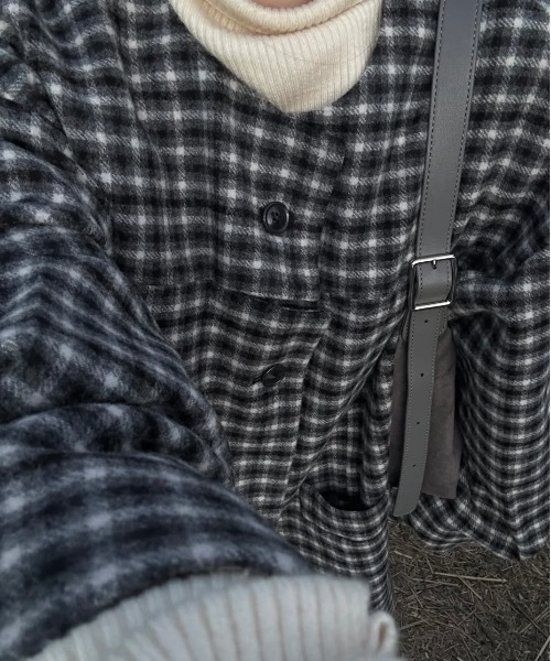 lawgy（ラウジー）の「fold sleeve hem round check coat / フォールドスリーブヘムラウンドチェックコート（ノーカラーコート・レディース・ブラウン/グレー・FREE）」の16枚目の写真