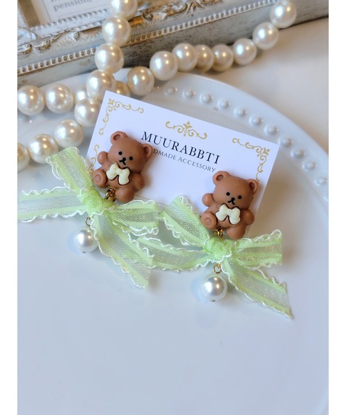 VIBGYOR(ヴィブジョー)の「【MUURABBTI】フワフワリボンとくまちゃんのイヤリング(MA)(イヤリング・レディース・ピンク/グリーン/イエロー・FREE)」の1枚目の写真
