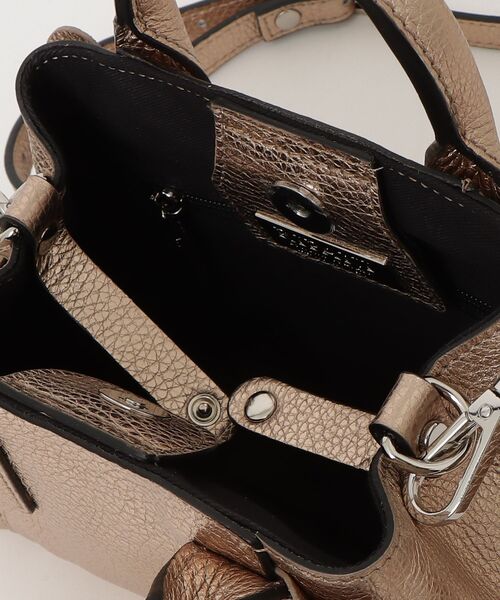 RIPANI（リパーニ）の「【RIPANI/リパーニ】牛革メタリック加工サイドフリルマイクロミニトート バッグ(小)（ショルダーバッグ・レディース・ブロンズ・FREE）」の4枚目の写真