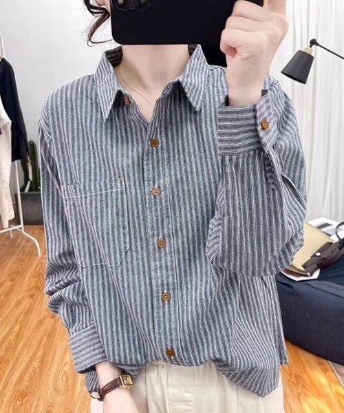 SallyLunn(サリーラン)の「ストライプベーシックシャツ(シャツ/ブラウス・レディース・ブルー/グレー/ホワイト・MEDIUM/LARGE)」の3枚目の写真