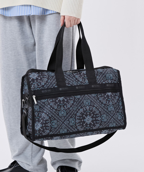 LeSportsac(レスポートサック)の「DELUXE MED WEEKENDER ステレートバンダナ(ボストンバッグ・レディース・グレー・FREE)」の2枚目の写真