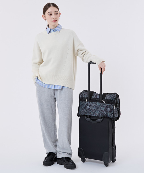 LeSportsac(レスポートサック)の「DELUXE MED WEEKENDER ステレートバンダナ(ボストンバッグ・レディース・グレー・FREE)」の4枚目の写真