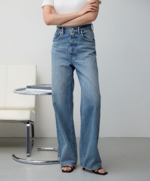 AZUL by moussy（アズールバイマウジー）の「AZUL DENIM ハイウエストワイドデニム（デニムパンツ・レディース・ライトブルー/オフホワイト/ワンウォッシュ/ライトブラック・X-SMALL/SMALL/MEDIUM/LARGE）」の4枚目の写真