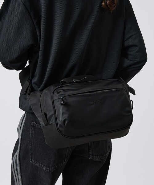 ABAHOUSE(アバハウス)の「【DsBk / ディーエスビーケー】 RECTANGLE SLING /スリングバッグ /ユニセックス 【WEB限定】(バックパック/リュック・メンズ・グレー/ブラック/カーキ/ネイビー・フリー)」の2枚目の写真