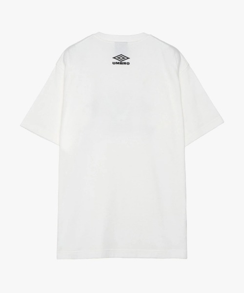 UMBRO（アンブロ）の「UMBRO Graphic T-Shirt [Kosuke Kawamura×Umbro]（アンブロ グラフィックTシャツ [河村康輔×アンブロ]）（Tシャツ/カットソー・メンズ・ブラック/ホワイト・MEDIUM/LARGE/X-LARGE）」の3枚目の写真