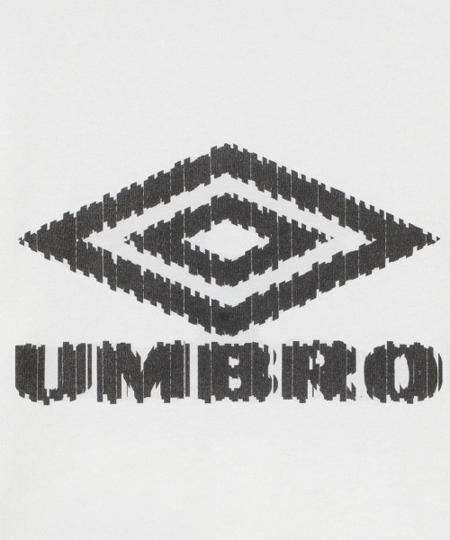 UMBRO（アンブロ）の「UMBRO Graphic T-Shirt [Kosuke Kawamura×Umbro]（アンブロ グラフィックTシャツ [河村康輔×アンブロ]）（Tシャツ/カットソー・メンズ・ブラック/ホワイト・MEDIUM/LARGE/X-LARGE）」の4枚目の写真