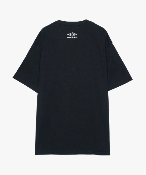 UMBRO（アンブロ）の「UMBRO Graphic T-Shirt [Kosuke Kawamura×Umbro]（アンブロ グラフィックTシャツ [河村康輔×アンブロ]）（Tシャツ/カットソー・メンズ・ブラック/ホワイト・MEDIUM/LARGE/X-LARGE）」の6枚目の写真