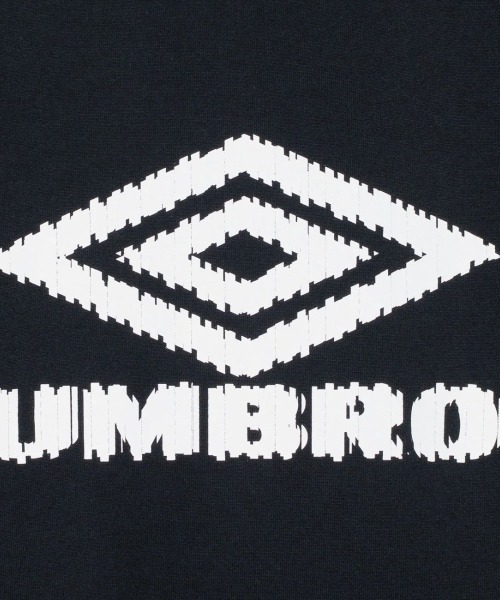 UMBRO（アンブロ）の「UMBRO Graphic T-Shirt [Kosuke Kawamura×Umbro]（アンブロ グラフィックTシャツ [河村康輔×アンブロ]）（Tシャツ/カットソー・メンズ・ブラック/ホワイト・MEDIUM/LARGE/X-LARGE）」の7枚目の写真