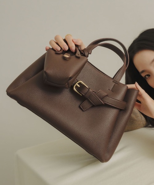 NEUNA（ヌナ）の「ミニバッグチャーム付きノットベルトスクエアバッグ（ショルダーバッグ・レディース・ブラック/ブラウン/グレイッシュベージュ・FREE）」の2枚目の写真