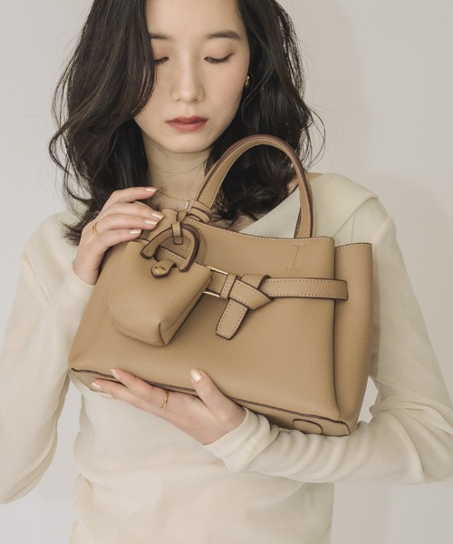 NEUNA（ヌナ）の「ミニバッグチャーム付きノットベルトスクエアバッグ（ショルダーバッグ・レディース・ブラック/ブラウン/グレイッシュベージュ・FREE）」の3枚目の写真