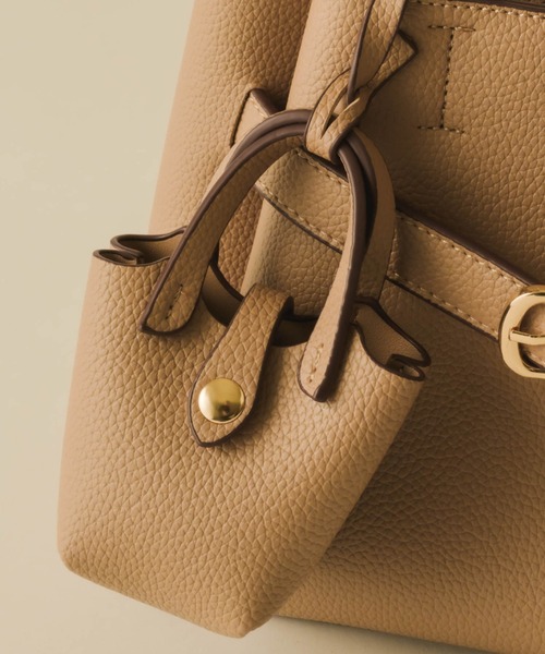 NEUNA（ヌナ）の「ミニバッグチャーム付きノットベルトスクエアバッグ（ショルダーバッグ・レディース・ブラック/ブラウン/グレイッシュベージュ・FREE）」の8枚目の写真