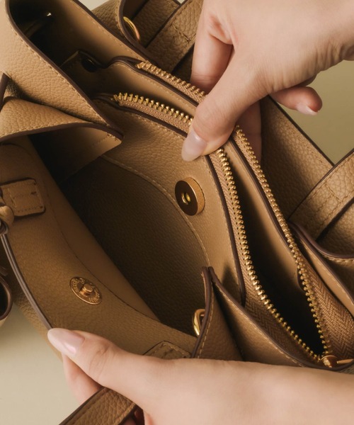 NEUNA（ヌナ）の「ミニバッグチャーム付きノットベルトスクエアバッグ（ショルダーバッグ・レディース・ブラック/ブラウン/グレイッシュベージュ・FREE）」の14枚目の写真